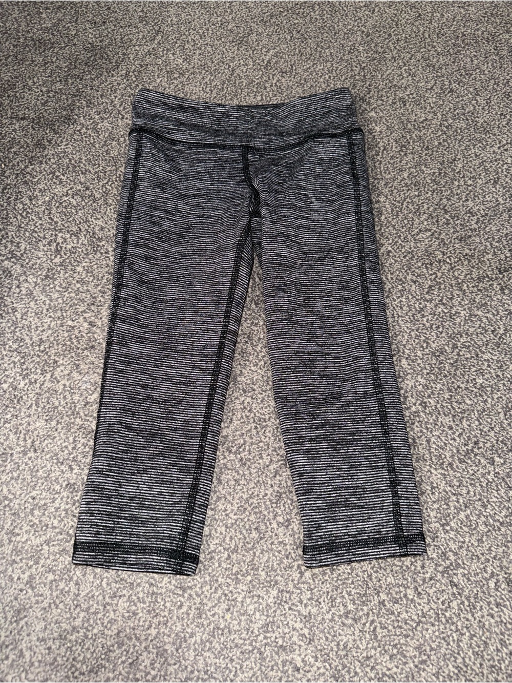 Old Navy Active Girls Go-Dry Striped Capri Leggings Size S 6-7 Gray Black